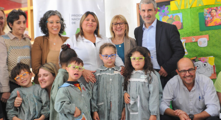 Niños recibieron lentes gratuitos a través del Programa de Salud Visual Escolar Niños recibieron lentes gratuitos a través del Programa de Salud Visual Escolar