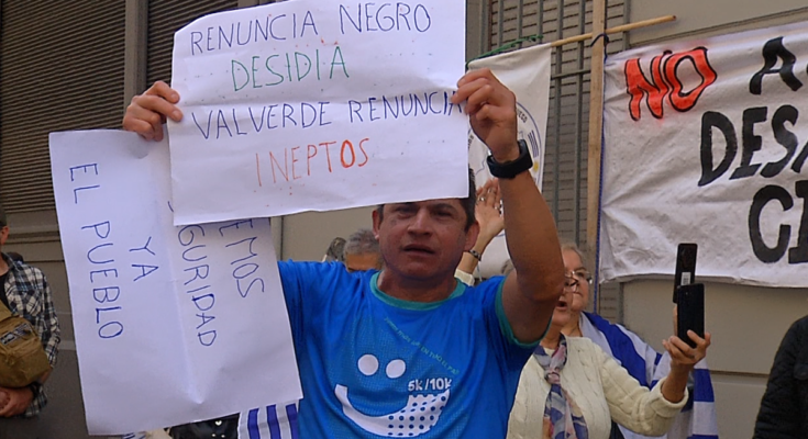 «¡Fuera, ministro!»: manifestación frente al Ministerio del Interior pidió la renuncia de Carlos Negro