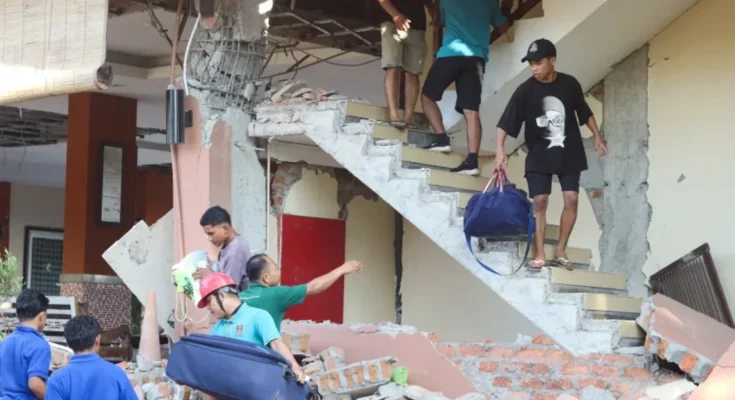 Terremoto de magnitud 7,7 deja más de 30 muertos en Indonesia y obliga a evacuar a residentes Terremoto de magnitud 7,7 deja más de 30 muertos en Indonesia y obliga a evacuar a residentes
