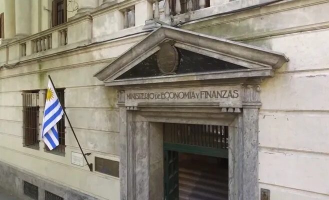 Ministerio de Economía tiene llamados laborales vigentes para varios cargos con sueldos de casi 65.000 pesos Ministerio de Economía tiene llamados laborales vigentes para varios cargos con sueldos de casi 65.000 pesos
