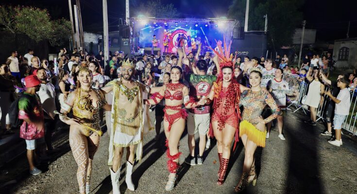 Mulambé cerró ciclo de presentaciones de escuelas de samba de Salto, previo al Carnaval 2026
