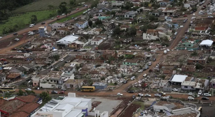 Tornado arrasa en ciudad al sur de Brasil y deja seis muertos y 750 heridos Tornado arrasa en ciudad al sur de Brasil y deja seis muertos y 750 heridos